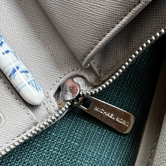 Michael Kors Large Center Zip Tote & Jet Set Travel Continental Wristlet in Grey - Picture 16 of 16